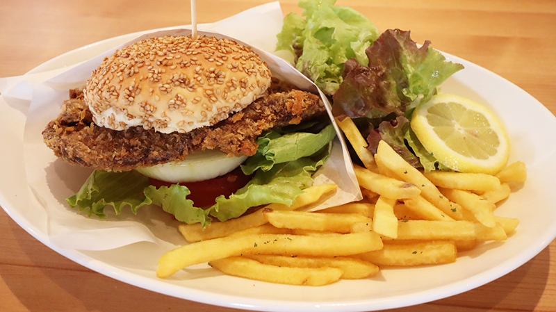 マウンテンバーガー　牛カツ
（ポテトフライ・サラダ・ドリンク付き）